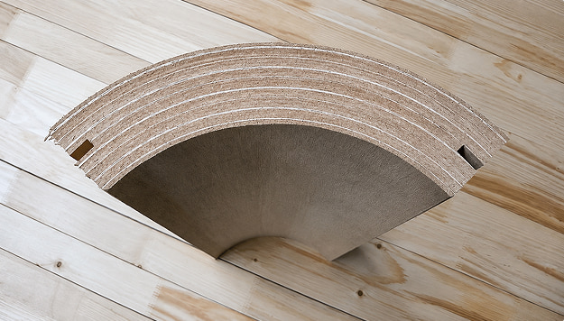Pannelli tamburati curvi su un pavimento in parquet