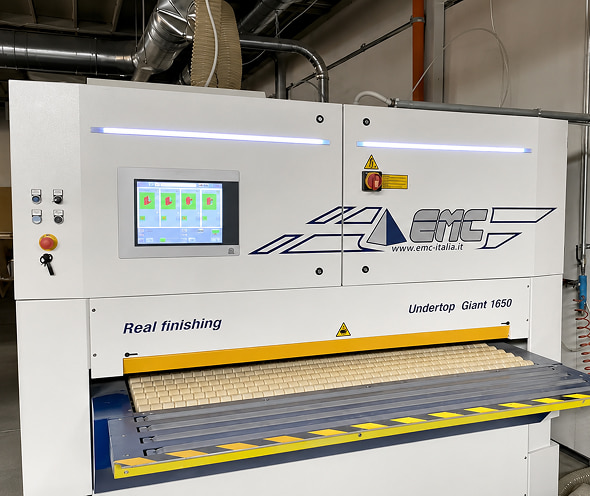 Macchina industriale CNC per finitura e under top, marchio EMC, con pannello di controllo luminoso e pannello &ldquo;Real finishing&rdquo;